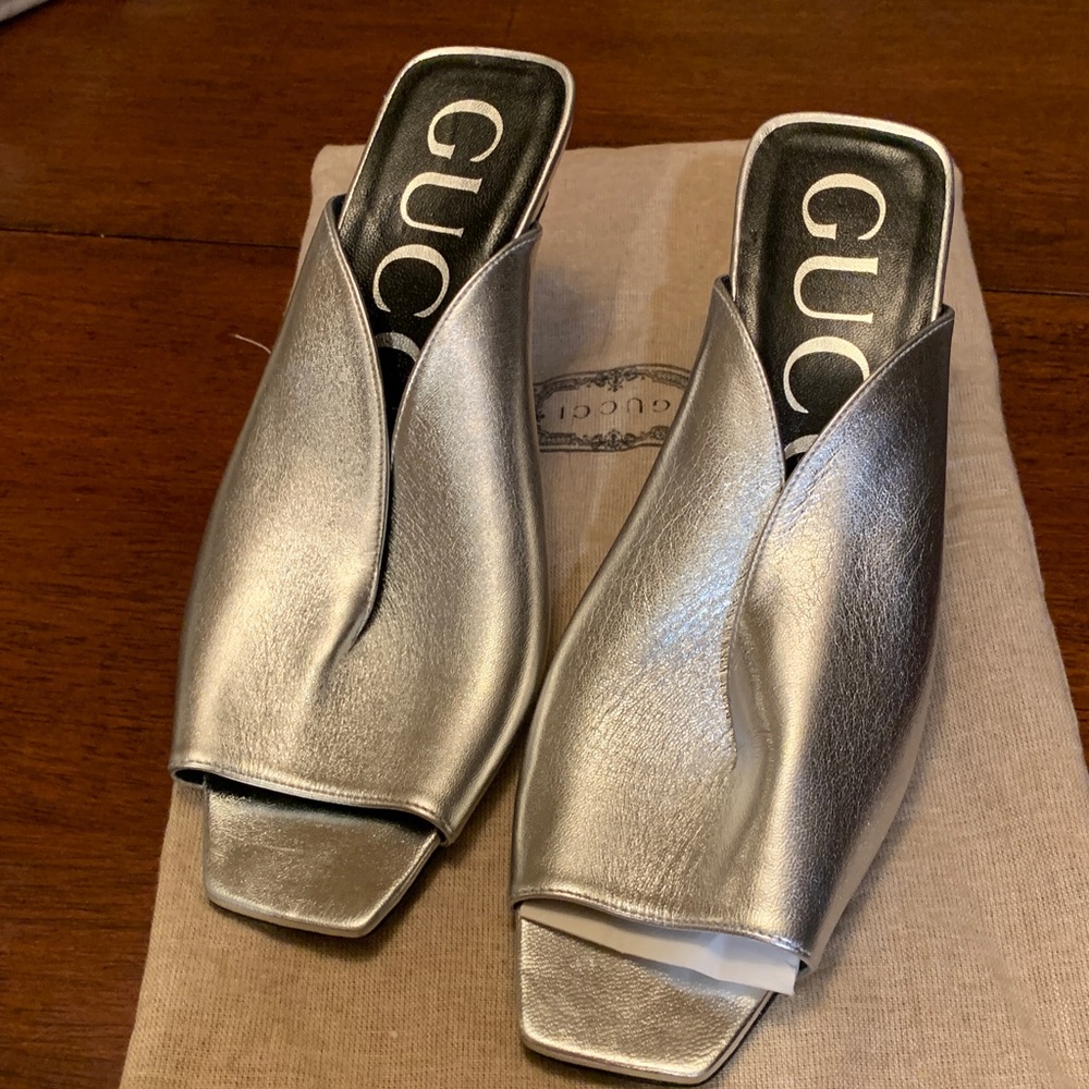 Brand new, rare,authentic ,real leather silver  Gucci shoes,made in Italy,size 7